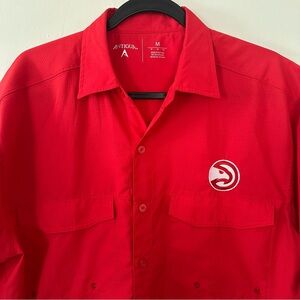 NBA Atlanta Hawks Fishing Shirt Medium Red Vented Pockets Button Short Sleeve